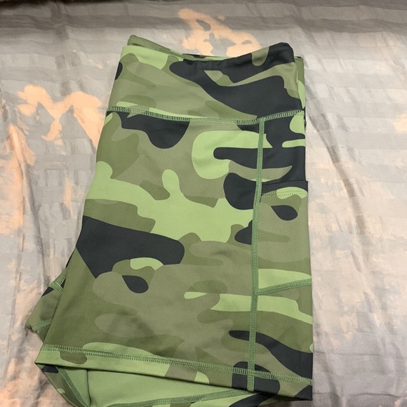 Zyia Green Camo Light and Tight Pocket Hustle Shorts 4” - Picture 2 of 3